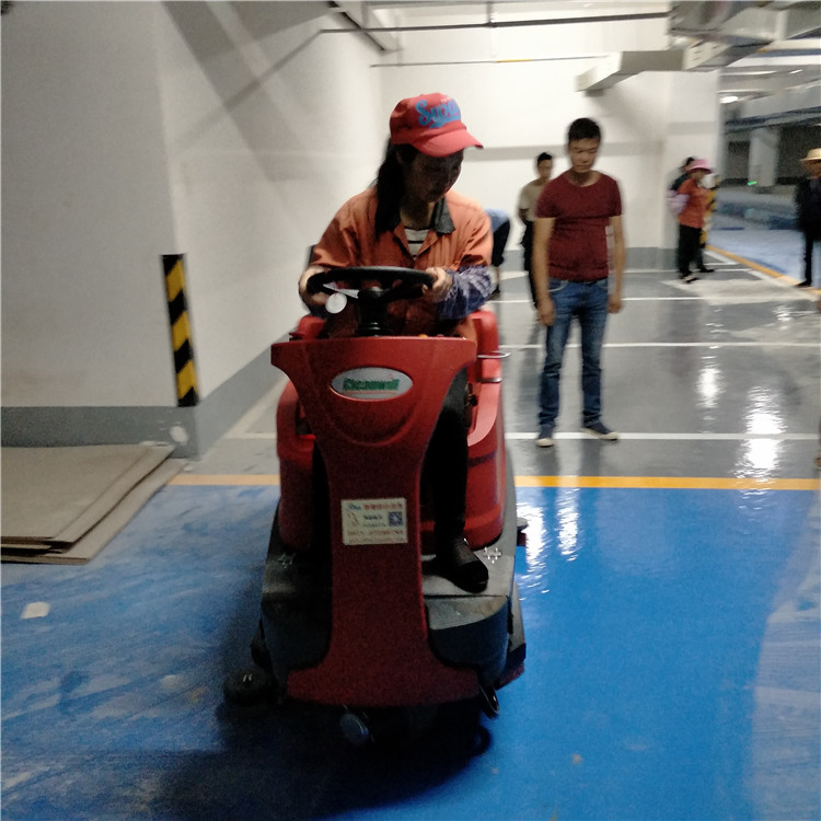 工廠式自駕洗地機