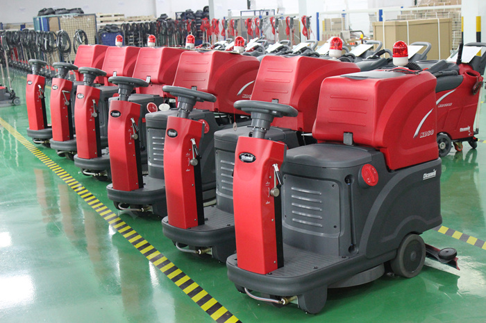 駕駛式洗地機倉庫現場