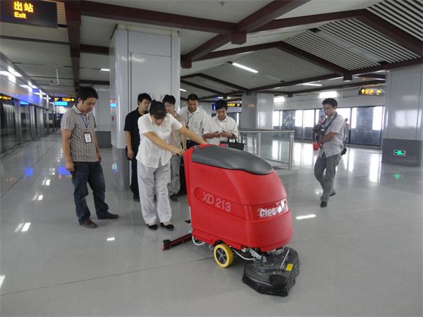 手推式洗地機使用現場