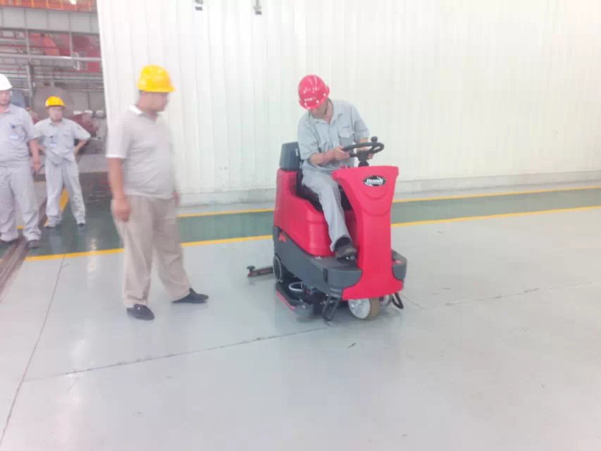 全自動洗地機在水磨石地面清洗