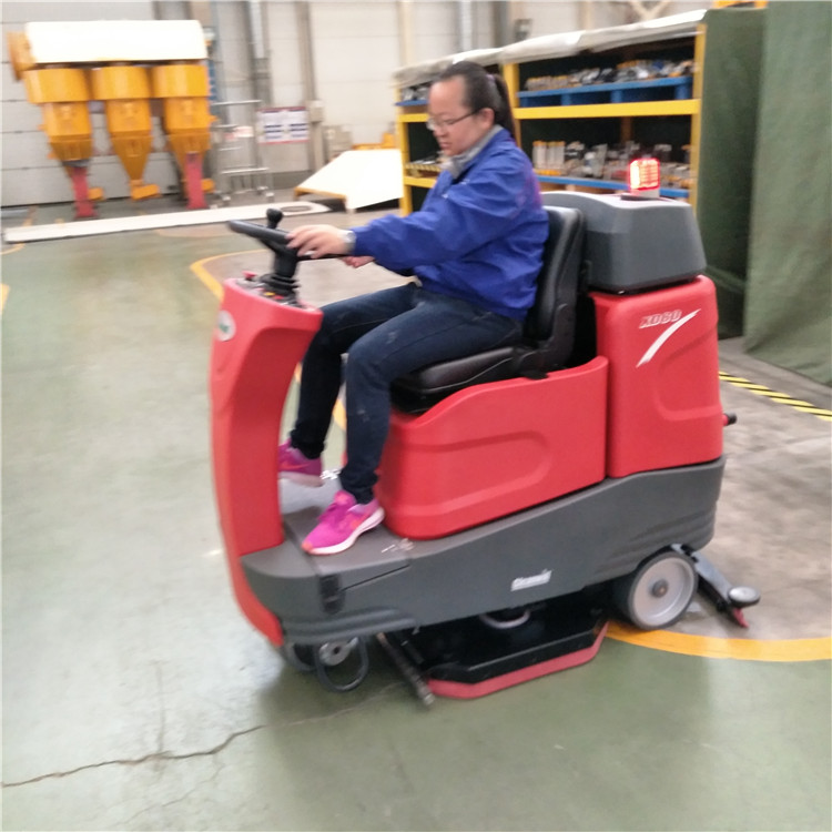 駕駛式洗地機在中國鐵建交貨現場