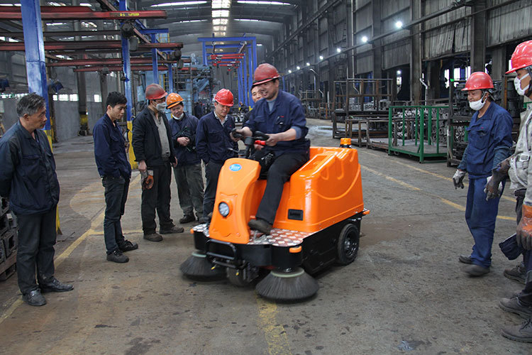 路面清掃機(jī)械設(shè)備