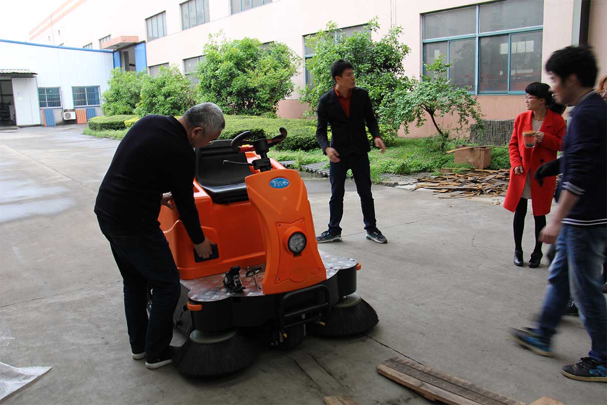 路面清掃機(jī)械設(shè)備