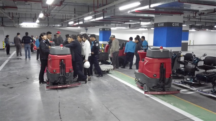 駕駛式洗地機(jī)