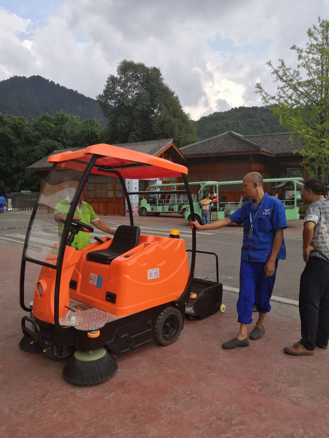 駕駛式小區(qū)掃地機直銷