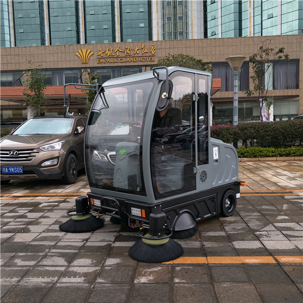 駕駛式掃地機的季節性影響