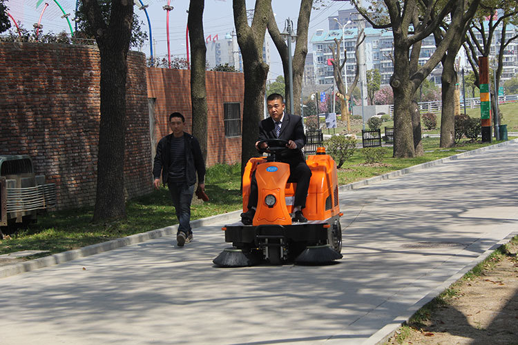 冬天大型掃地機的優勢