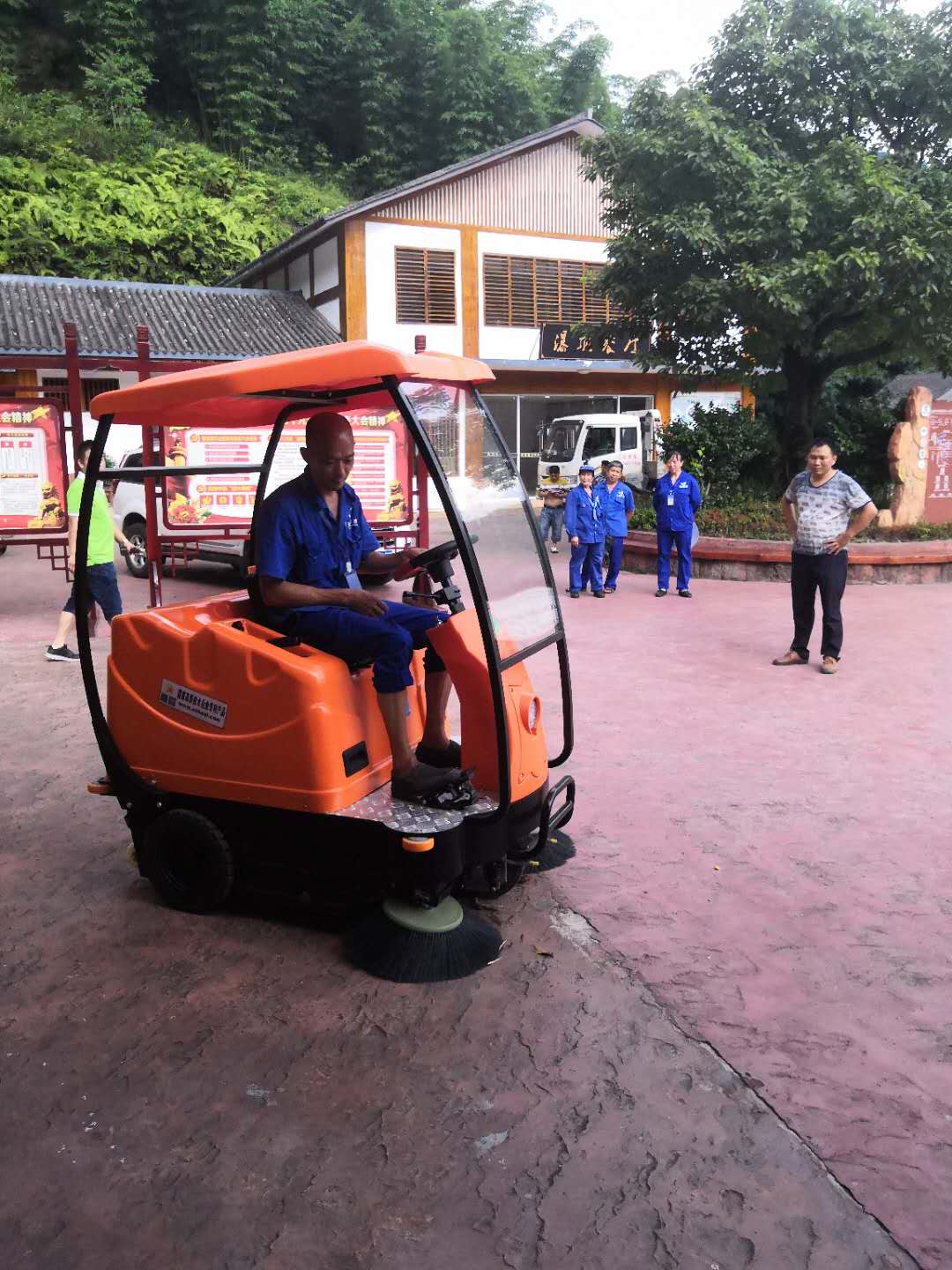 駕駛式掃地機操作常識