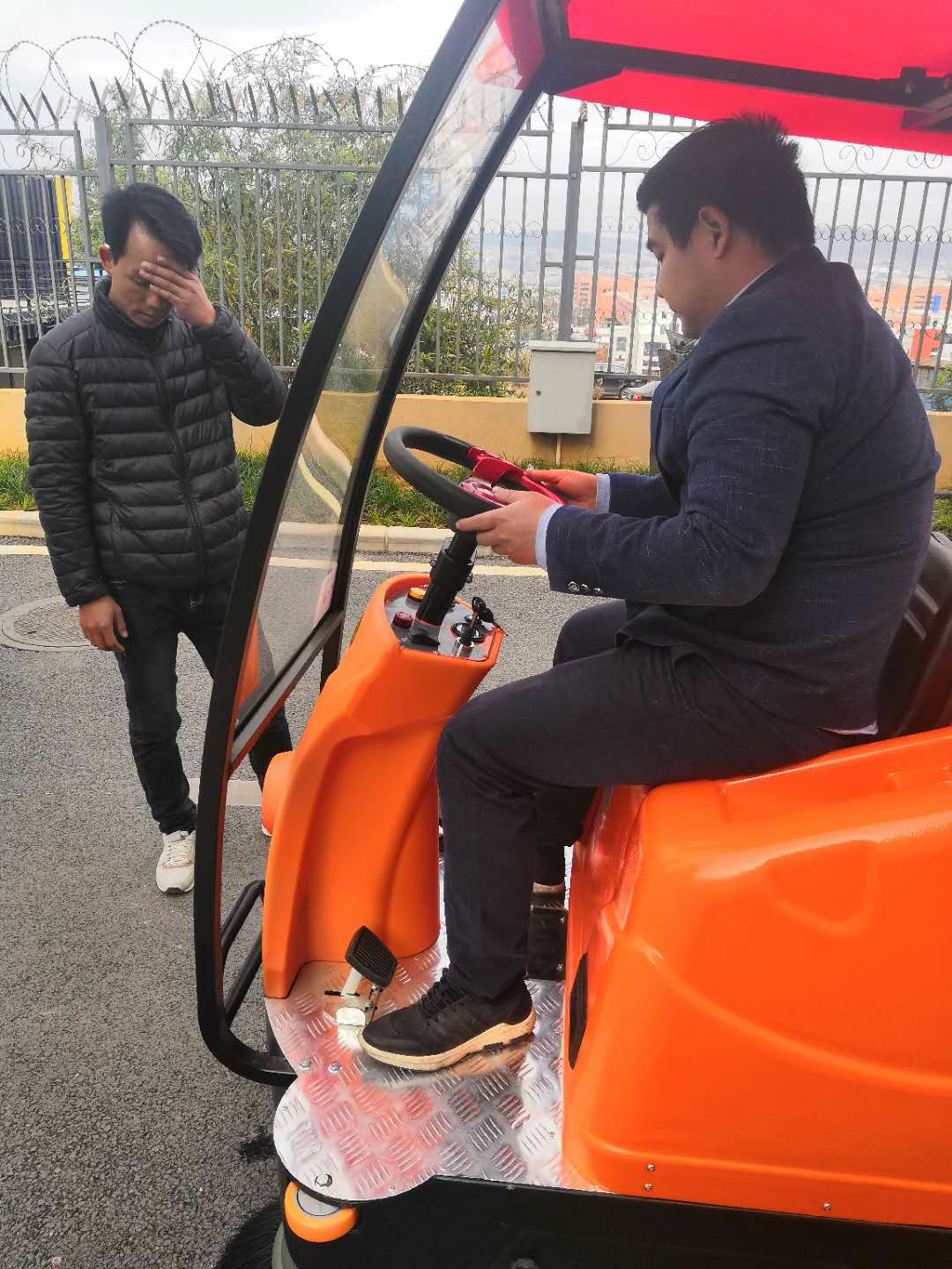 電動駕駛式掃地機配置