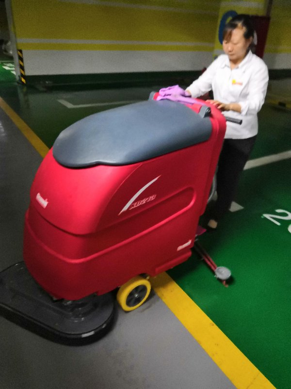 全自動(dòng)洗地機(jī)清潔車庫(kù)